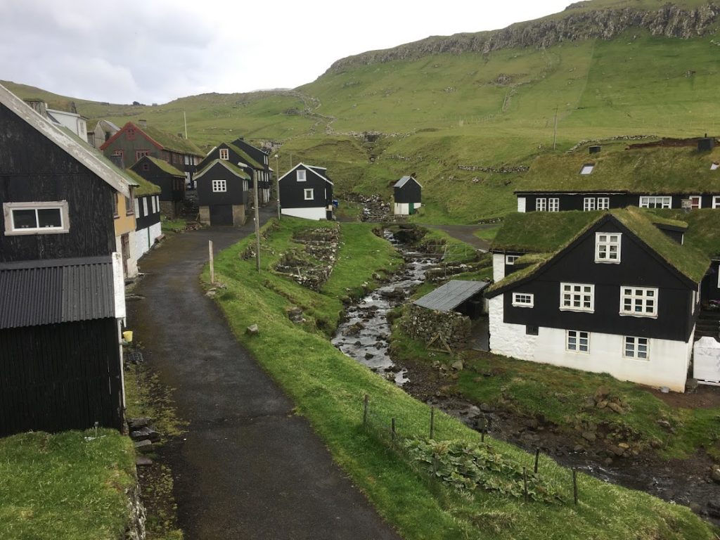 describe the Faroe Islands with the color green