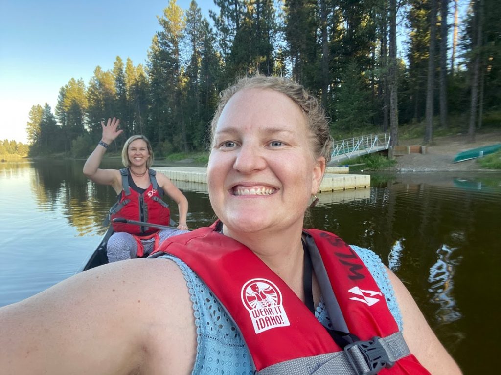 two friends canoeing in Idaho