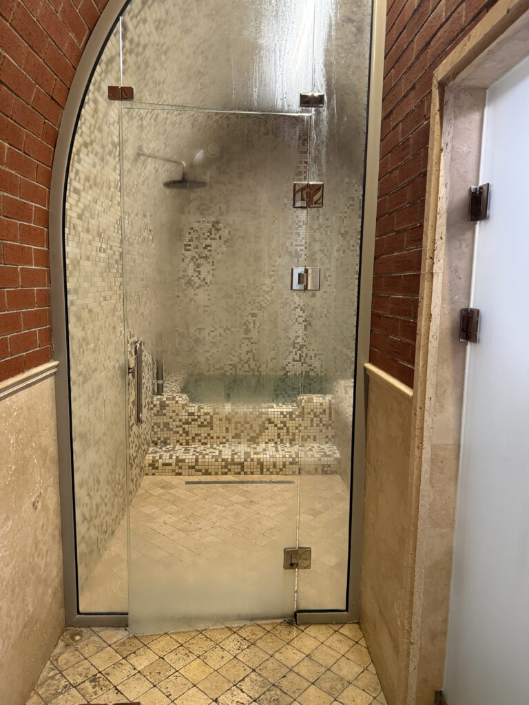 Small room with tub of water and stone